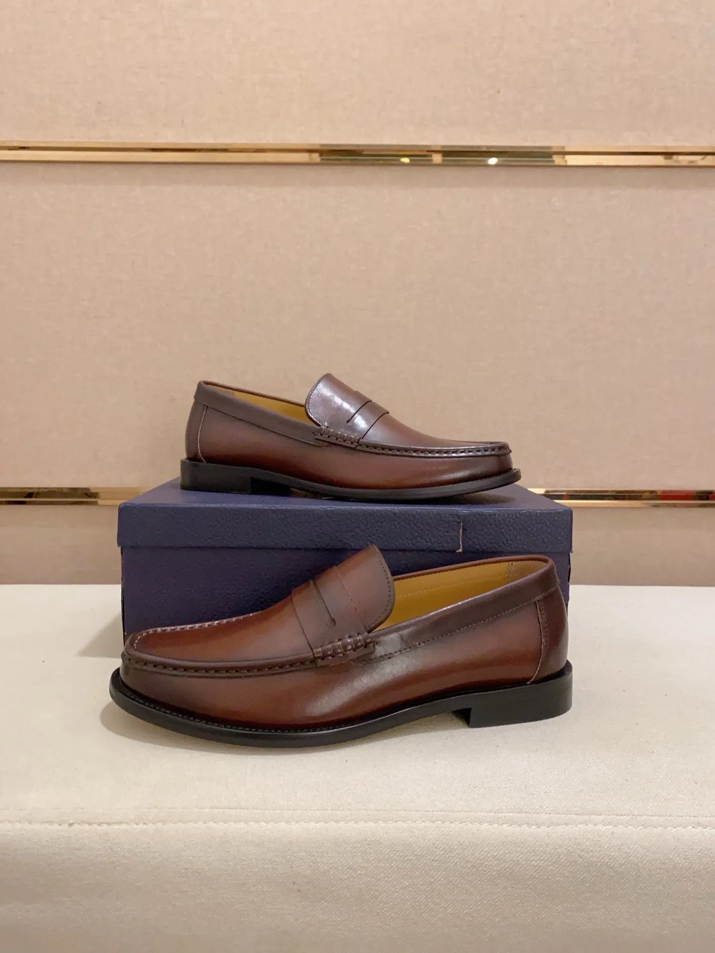 Factory price: 270 men's shoes 💰 High-end version of Dior Dior's new series. Famous actors and Internet celebrities wear super popular designs. They are designed with the sculptures of French artist Niki de Saint Phalle as rings. Material: Imported original material ➕Painted cowhide Foot pads: cowhide Outsole: Rubber outsole Men's shoe size: 38~44 Can be customized to size 45